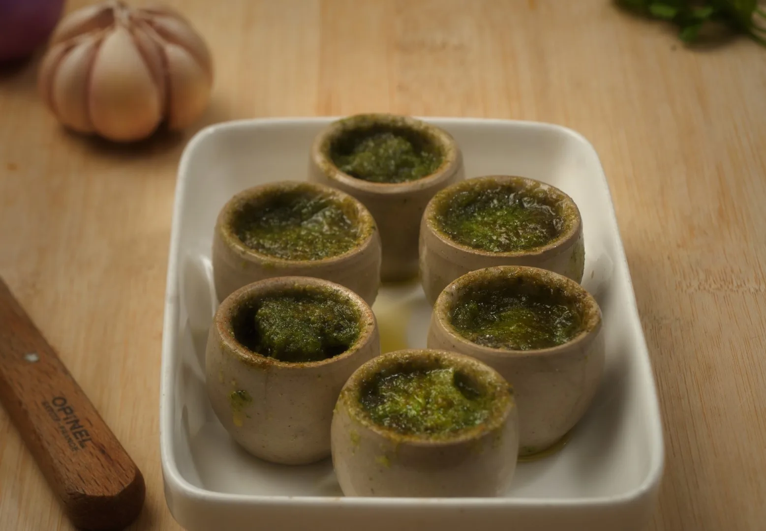 Plat d’escargots de Bourgogne au beurre persillé.