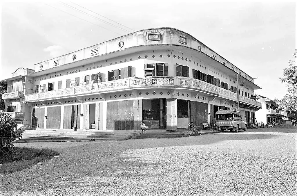 Photographie ancienne en noir et blanc de la façade de L’Éléphant à Luang Prabang
