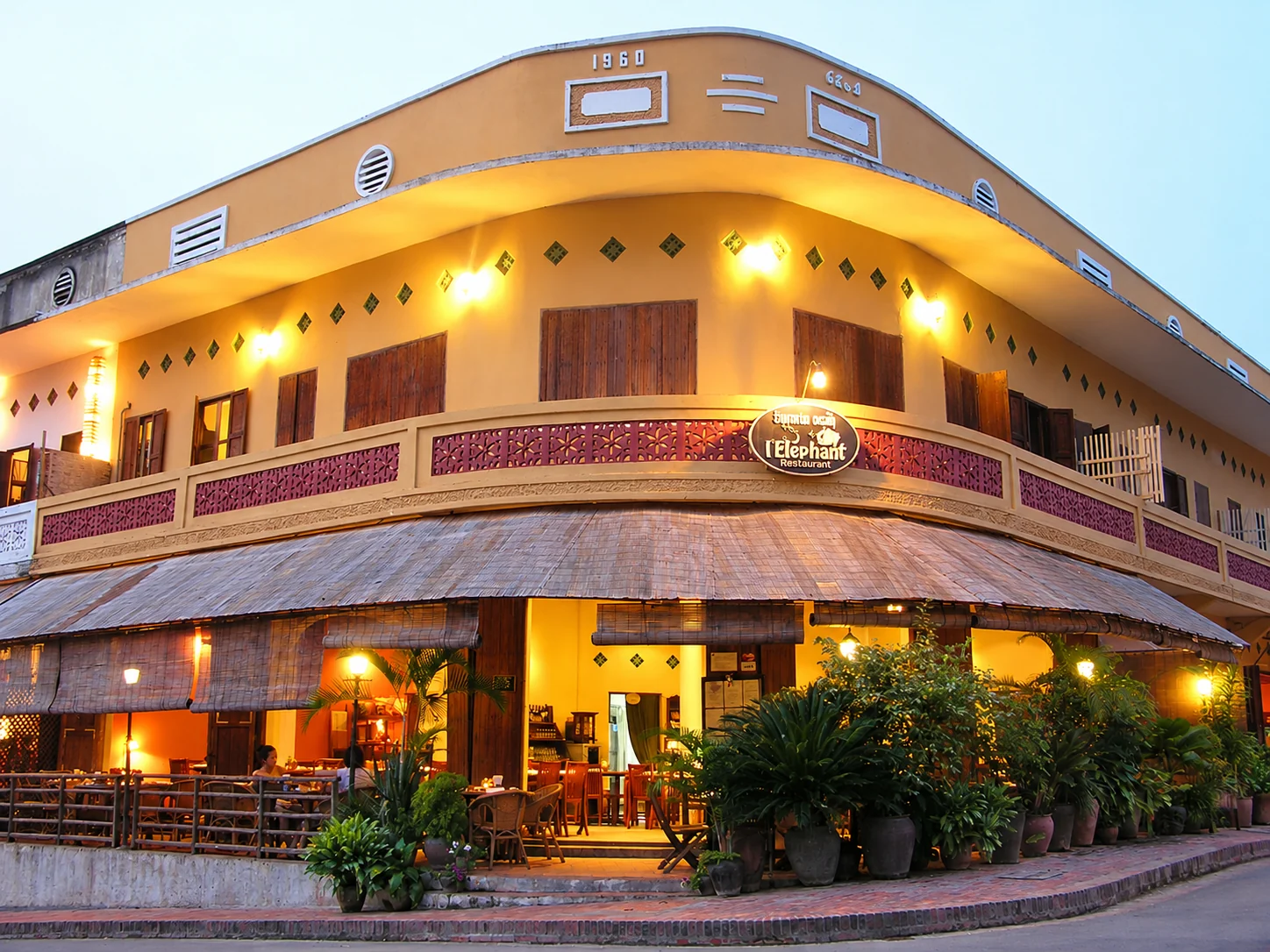 La façade de L’Éléphant au crépuscule à Luang Prabang