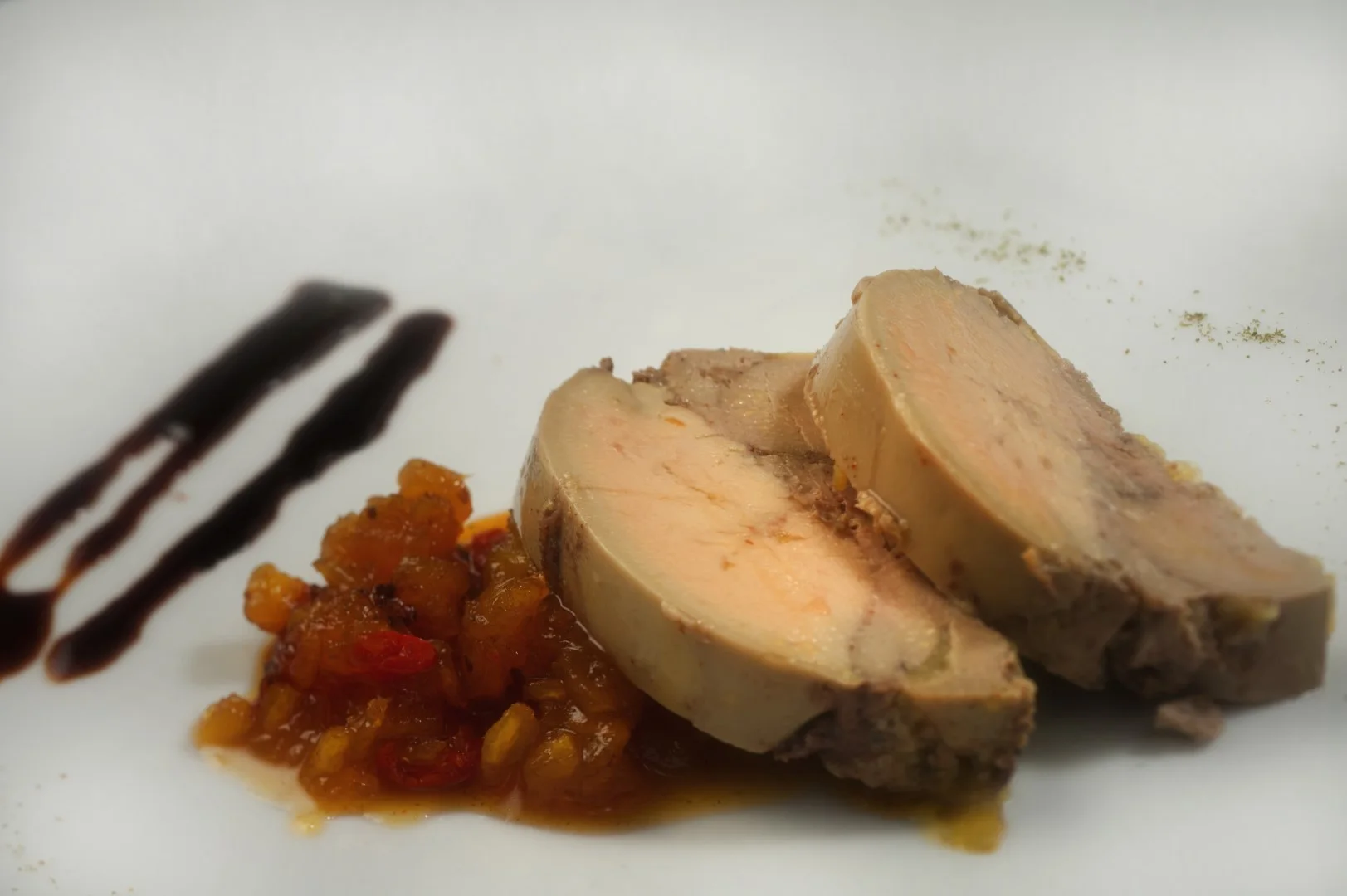 Foie gras accompagné d’un chutney d’ananas.